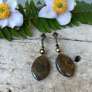 NATURAL STONE DROP EARRINGS.